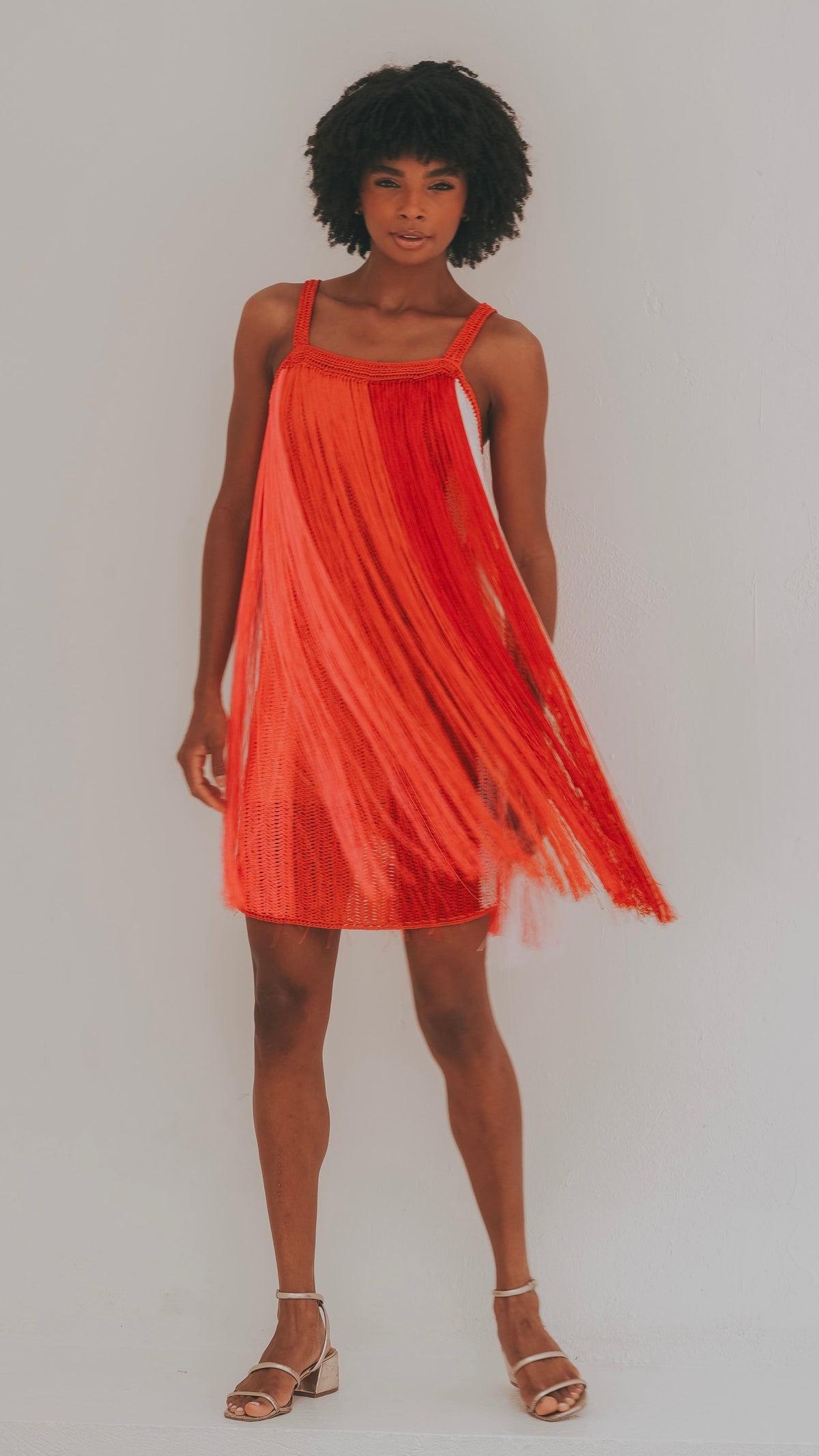 vestido curto crochê degrade vermelho